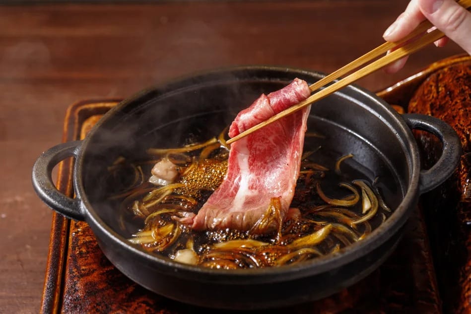 連鎖壽喜燒品牌「牛喜 壽喜燒水炊鍋」傳出民眾用餐後疑似食品中毒。 圖：豊漁餐飲集團提供