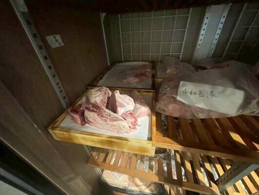 台北市衛生局稽查發現冰箱食材未加蓋保存。 圖：台北市衛生局提供