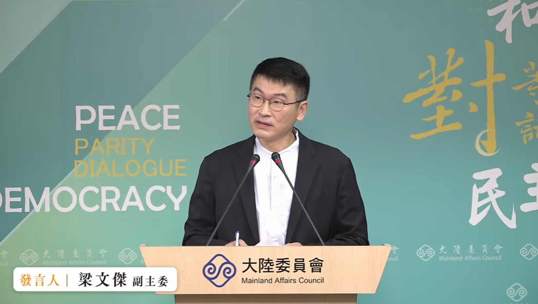 陸委會副主委暨發言人梁文傑說，大陸從2018年爆發至今大概已屠宰170幾萬頭豬隻，疫情仍持續，而台灣過去無論是口蹄疫還是其他疫情的經驗，「我想，台灣會做得更好，也沒有必要跟對方學習什麼，譬如武漢肺炎，我覺得台灣做的就是更好」。 圖：擷自直播畫面