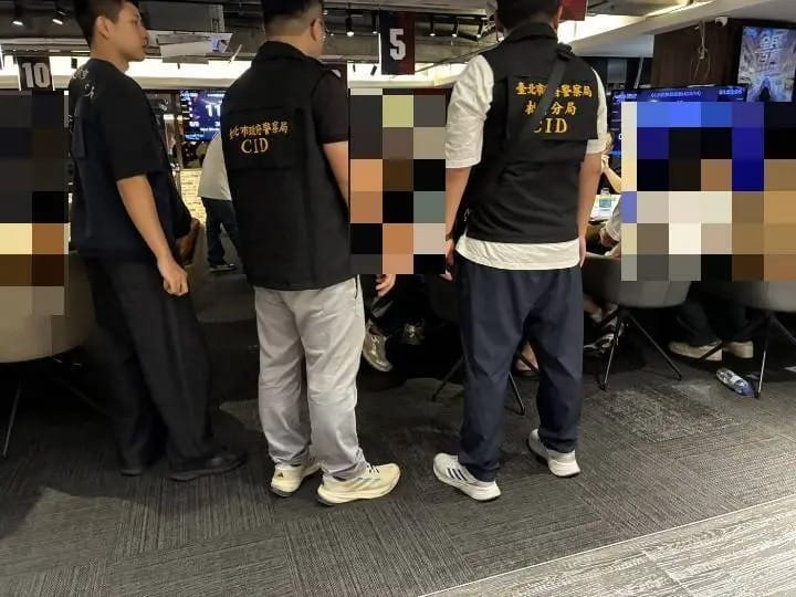 松山警方突襲「Ace8」國際德州撲克競技協會，逮捕現場負責人、荷官、賭客共41人。 圖：翻攝畫面