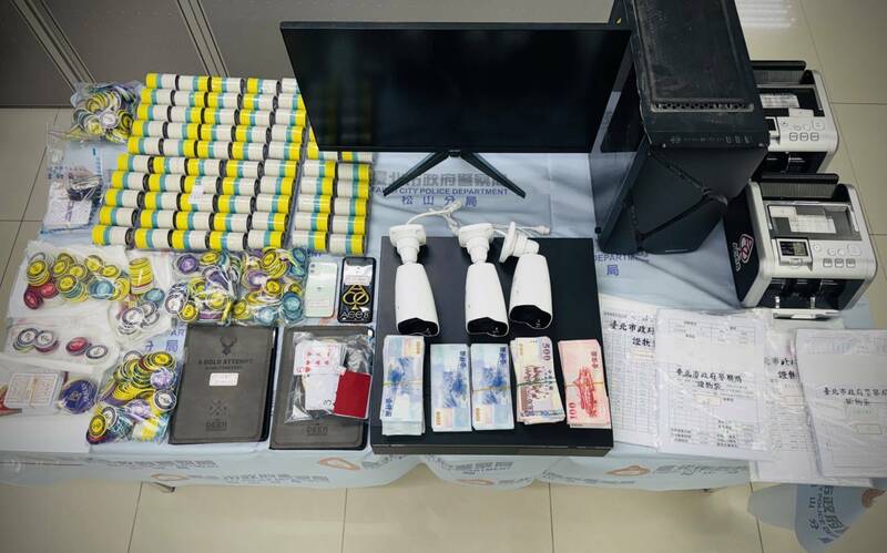 警方查扣現金38萬7300元，籌碼、監視器、點鈔機及賭具等贓證物。 圖：翻攝畫面