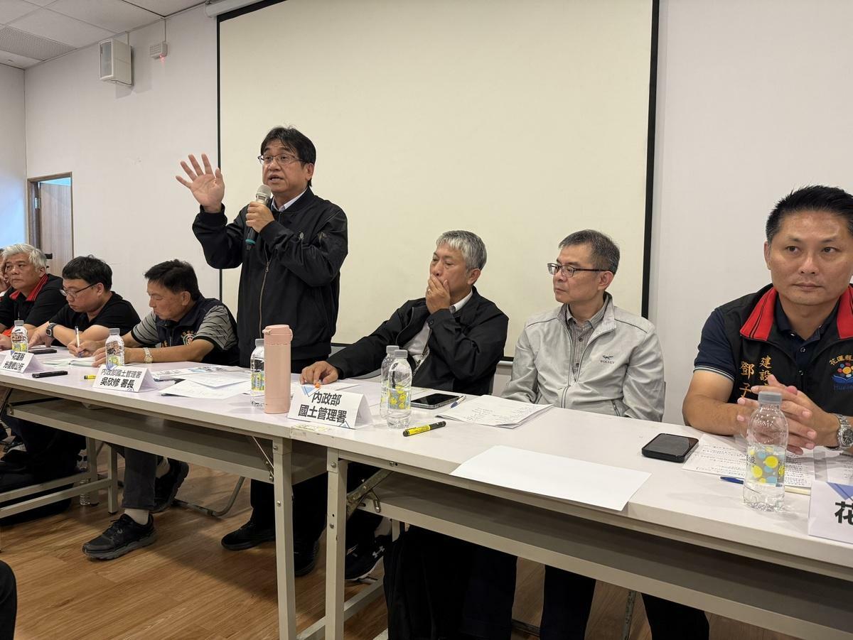 內政部國土署長吳欣修親向重災戶說明中繼屋規劃及住宅協助措施。（資料照片） 圖：國土署提供