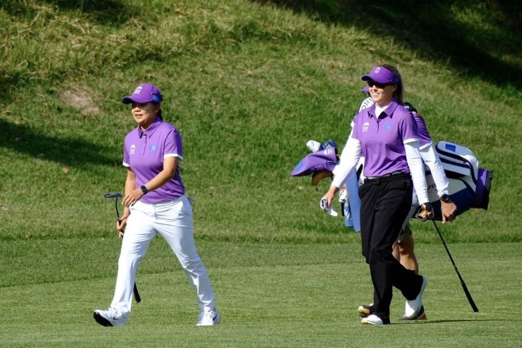 代表亞洲入選美國女子職業高爾夫協會（LPGA）皇冠盃世界隊的「台灣一姐」徐薇淩（左），23日和搭檔韓德森（Brooke Henderson）（前右）擊敗日本組合，搶下1分積分。（昊昭顧問有限公司提供）中央社記者黎建忠傳真　114年10月23日