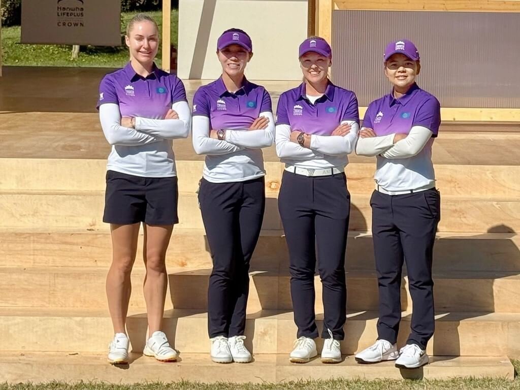 LPGA皇冠盃高球對抗賽23日在韓國展開首日賽事，代表世界隊出賽的「台灣一姐」徐薇淩（右）和搭檔韓德森（Brooke Henderson）（右2）成功搶下一勝。（昊昭顧問有限公司提供）中央社記者黎建忠傳真　114年10月23日