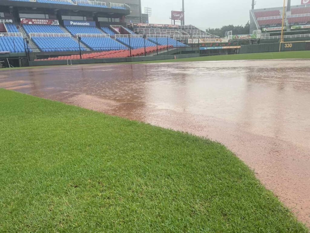 受雨勢影響，原本預計在桃園棒球場舉行的中職總冠軍賽第4戰場地積水嚴重。（中華職棒提供）