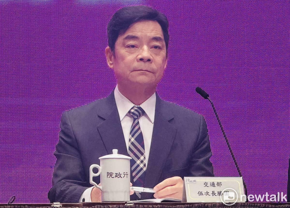交通部次長伍勝園今（23）晚指出，政府針對災區光復鄉設有溫馨措施，請郵局同仁在周六、日不休息，加班為光復鄉民進行普發現金服務。 圖：謝莉慧/攝