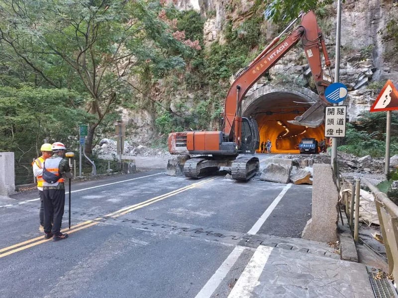 花蓮縣政府表示，太魯閣燕子口堰塞湖雖然已解除警戒，但考量台8線中橫公路溢流路段仍持續封閉，秀林鄉大天祥地區（太魯閣口、布洛灣、天祥、西寶、洛韶、關原）24日仍停止上班上課。 圖：農業部提供