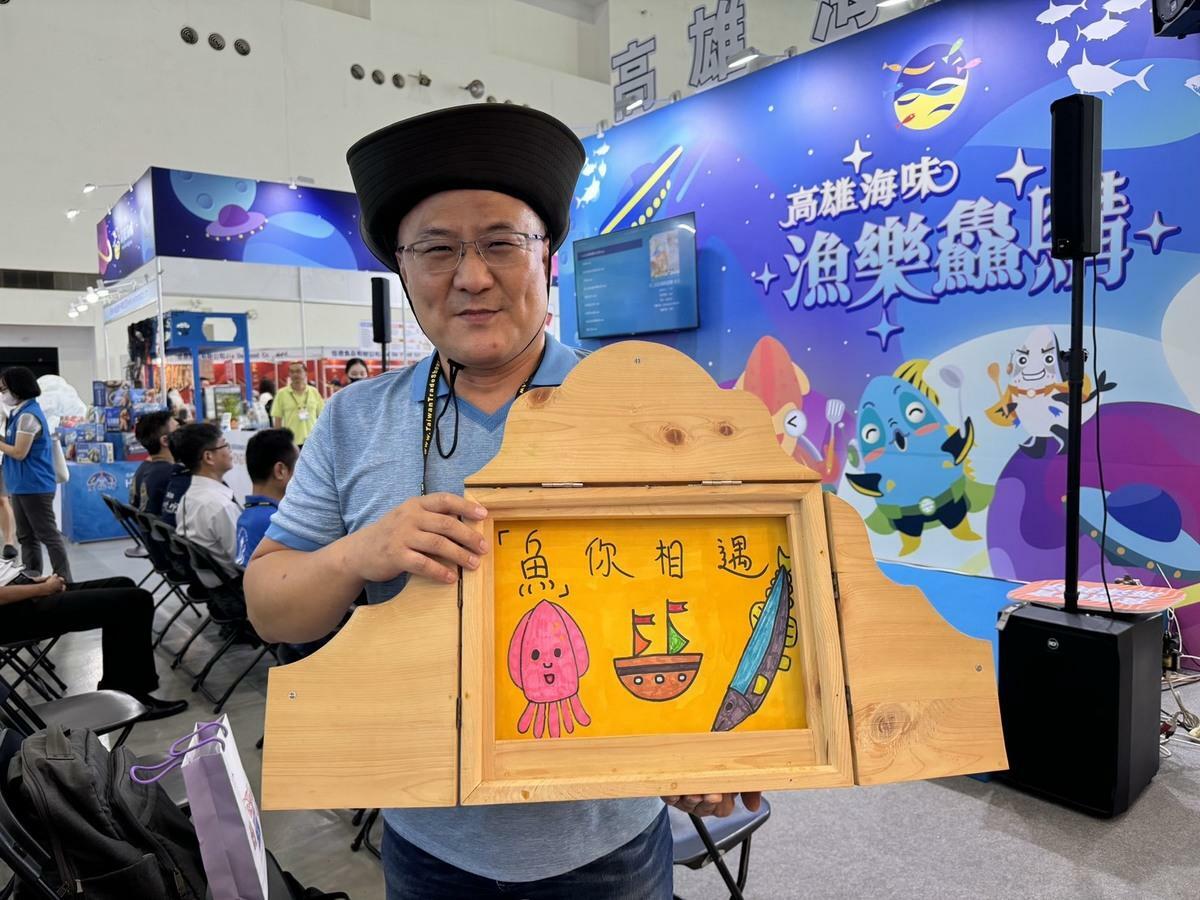 「魚你相育說故事」邀請知名紙芝居演說師「紅豆冰哥哥」以生動故事帶領孩子探索海洋。 圖：台灣區魷秋公會/提供