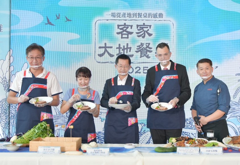 郭添貴(中)、楊瑞霞(左二)宣布2025客家大地餐桌「高雄客家月」活動正式啟動。 圖：高雄市政府客家事務委員會/提供