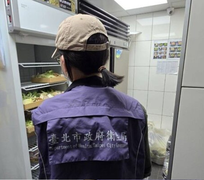 台北市衛生局稽查發現有冰箱內生牛肉、蔬菜盤未加蓋保存等缺失。 圖：台北市衛生局提供