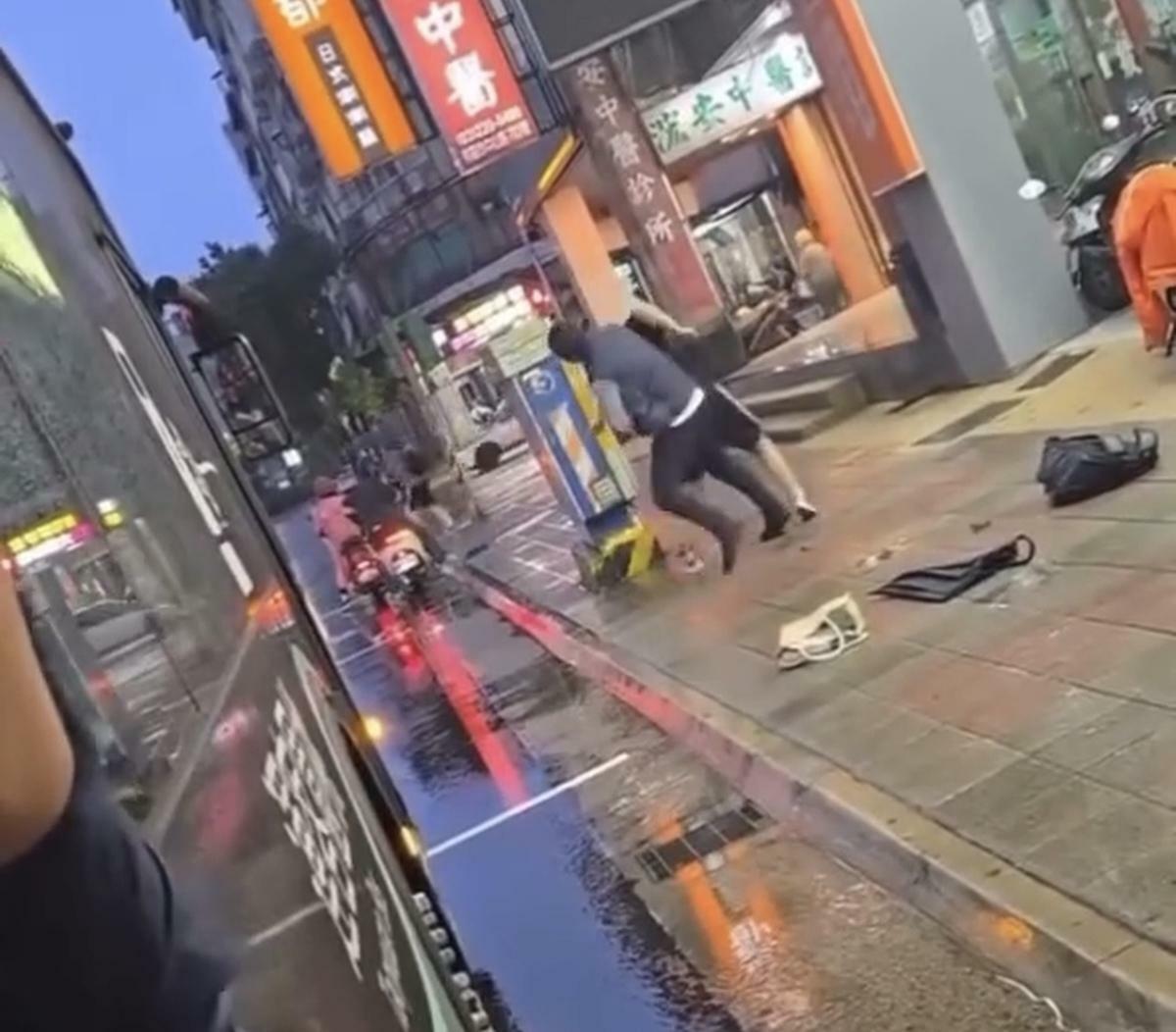 桃園客運司機暴打學生，引發議論。 圖：翻攝畫面