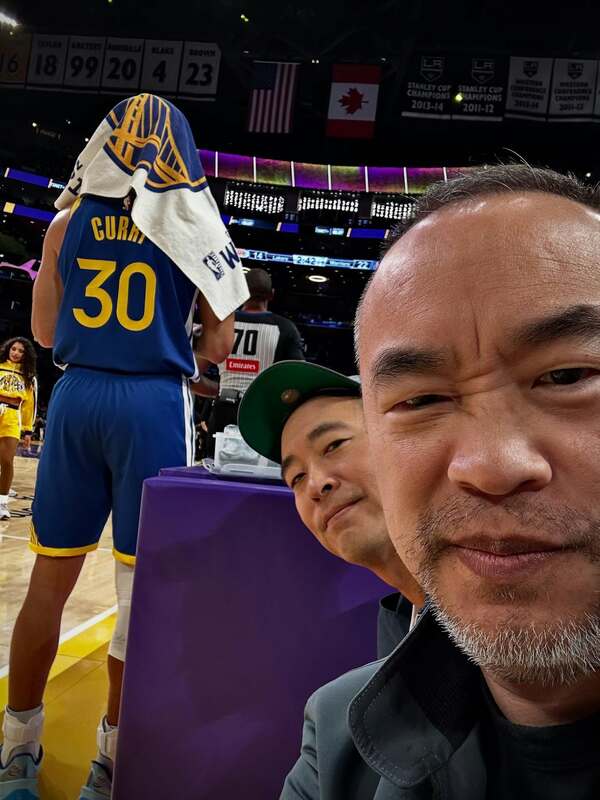 黃立成在經歷加密貨幣市場慘賠16.7億後，仍輕鬆前往美國觀看NBA比賽。 圖：翻攝自黃立成臉書
