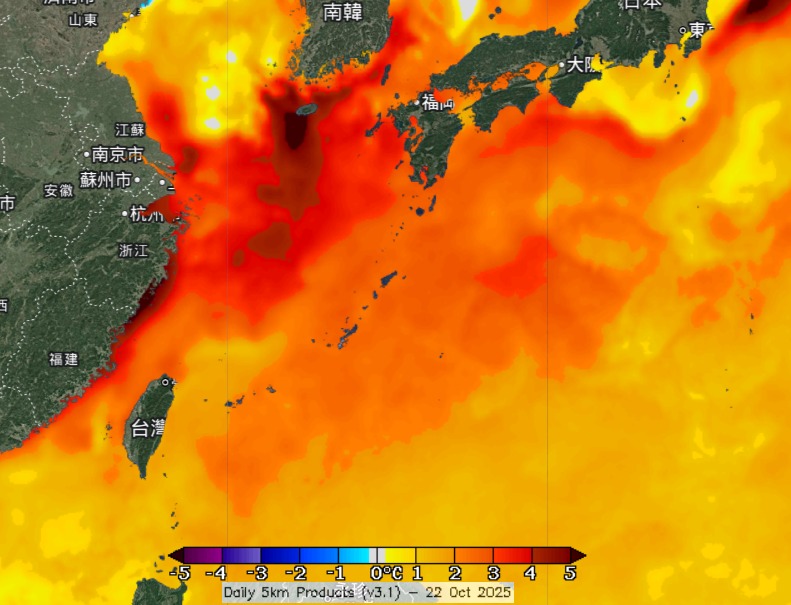 鄭明典指出，現在海溫雖然降下來了，但是和氣候平均比較，海溫還是偏高，所以距平圖還是偏紅色。 圖：取自鄭明典臉書