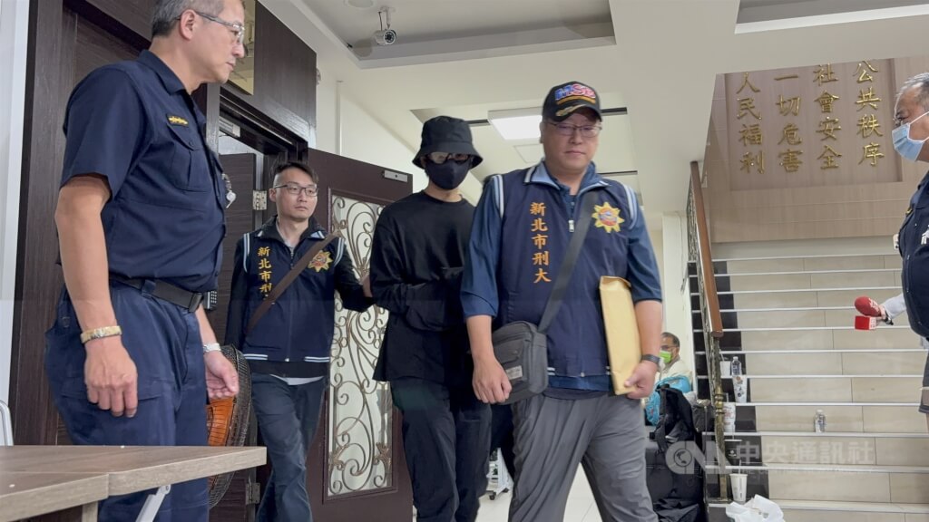 新北檢警21日針對藝人閃兵案進行第3波搜索，將4名藝人拘提到案，演員陳柏霖（中）坦承以新台幣10萬元找人造假高血壓躲兵役。中央社記者曹亞沿攝　114年10月21日