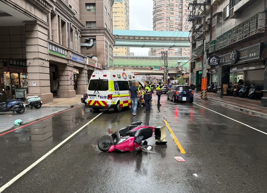 新北市板橋區一名機車騎士今天行經長江路一段時，被社區大樓掉落的紗窗砸中，所幸治療後並無生命危險。（民眾提供）中央社記者黃旭昇新北市傳真　114年10月24日