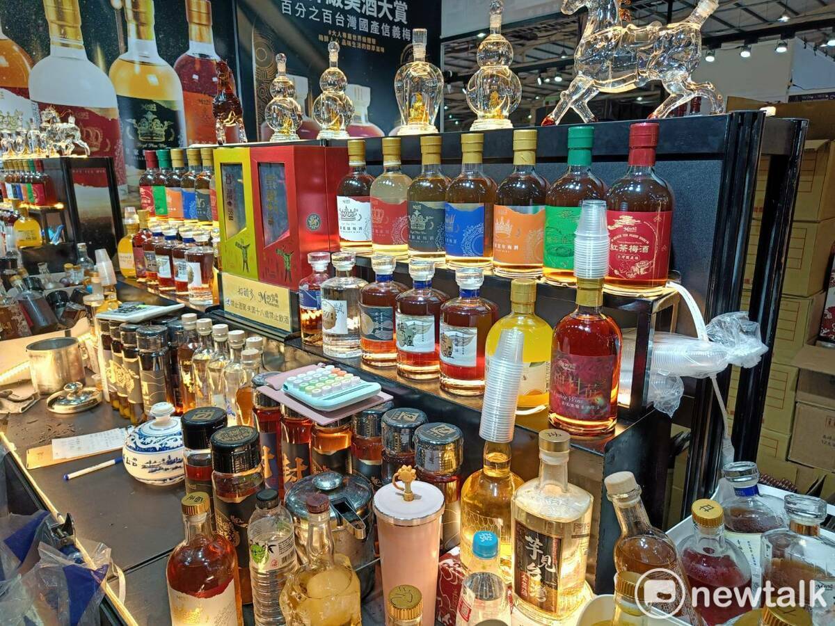 同場有台中國際品酒生活節，開幕首日遇到連假第一天，數以萬計的民眾湧進會場，展現驚人的消費力。 圖：唐復年/攝