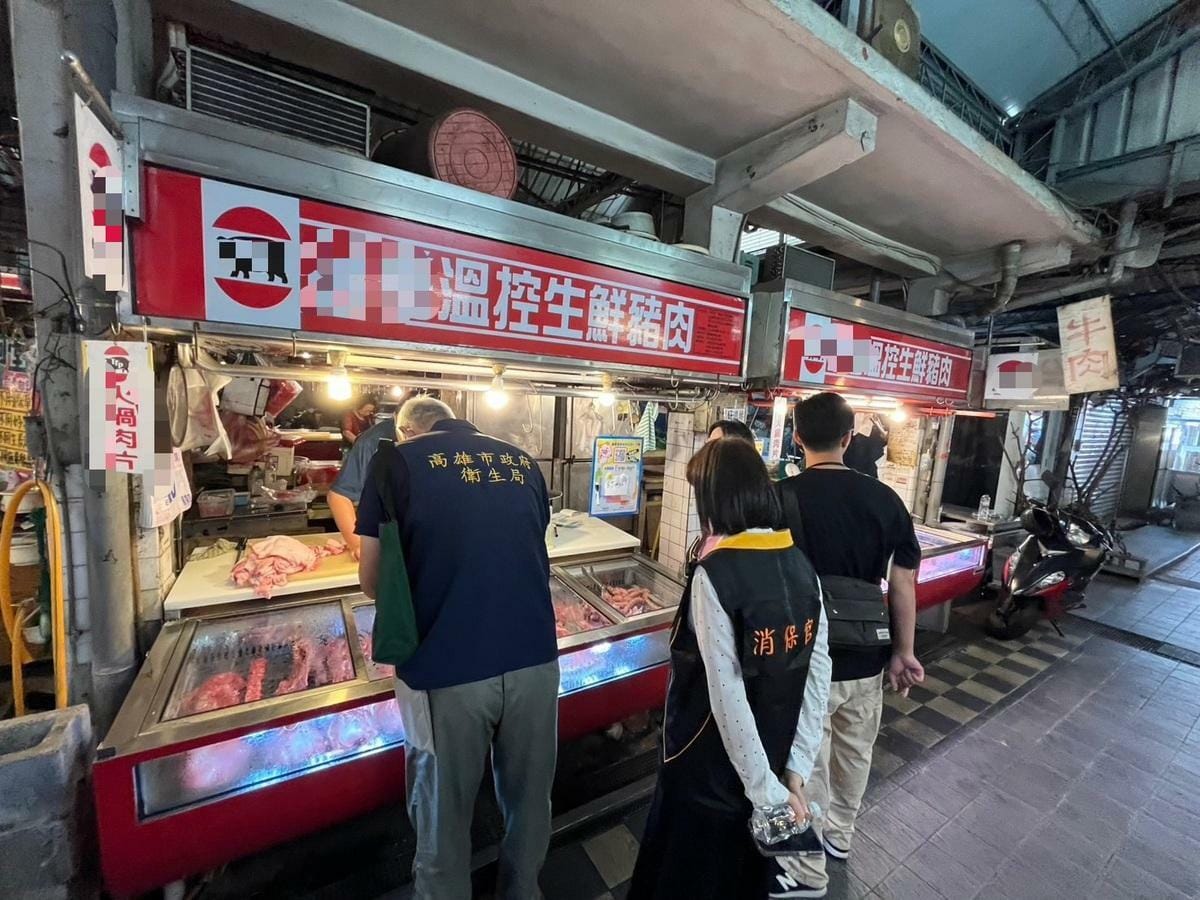 高市府跨局處食安小組持續前往市場攤商等販售通路，執行豬肉產品源頭稽查。                  圖：高雄市衛生局/提供