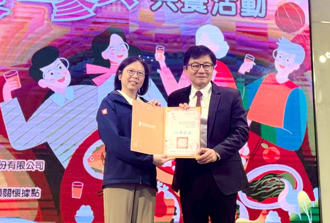 社會局長蔡宛芬(左)致贈感謝狀予張志豐(右)。 圖：高雄市社會局/提供