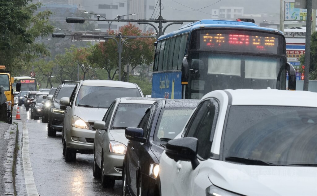 光復節連假首日，國道5號石碇南向入口24日零時到中午12時限大客車通行，不少用路人沒注意資訊，24日上午在國道5號石碇南向入口處塞車。中央社記者張皓安攝 114年10月24日