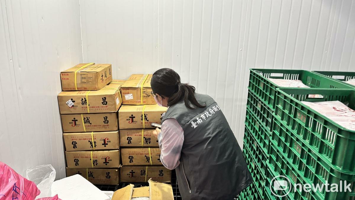為確保市售肉品來源安全，保障市民健康與權益，臺南市政府衛生局10月23日即啟動加強查核機制，並針對傳統市場、餐飲業及肉品製造業者進行豬肉來源及屠宰證明查核。 圖：台南市政府提供