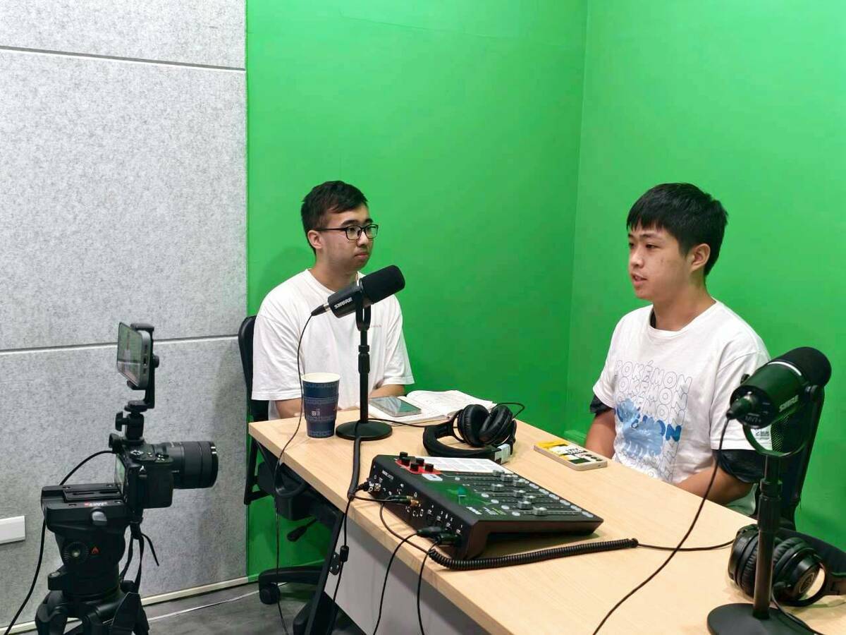 學員於錄音室內進行實作演練，練習賽事播報與口語表達技巧，培養臨場反應與專業主持能力。 圖：高雄市青年局/提供