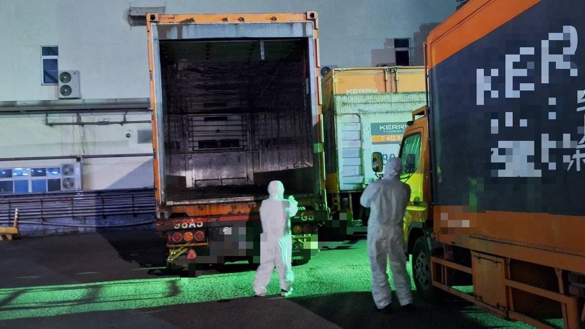 載送問題豬肉的大榮貨運貨車及廠區全面清消，但刻意規避不配合調查部分，可能被裁處3萬至300萬元罰鍰。 圖：高雄市衛生局/提供（資料照）