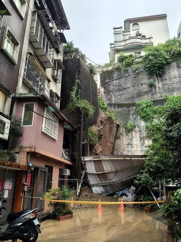 新北市新店區錦秀路49巷，25日上午發生擋土牆土石崩塌滑落，警方表示，24日透過監測，已經先行撤離91人，已經封鎖管制，市府相關單位前往現場評估與處置。（警方提供）中央社記者黃旭昇新北傳真 114年10月25日