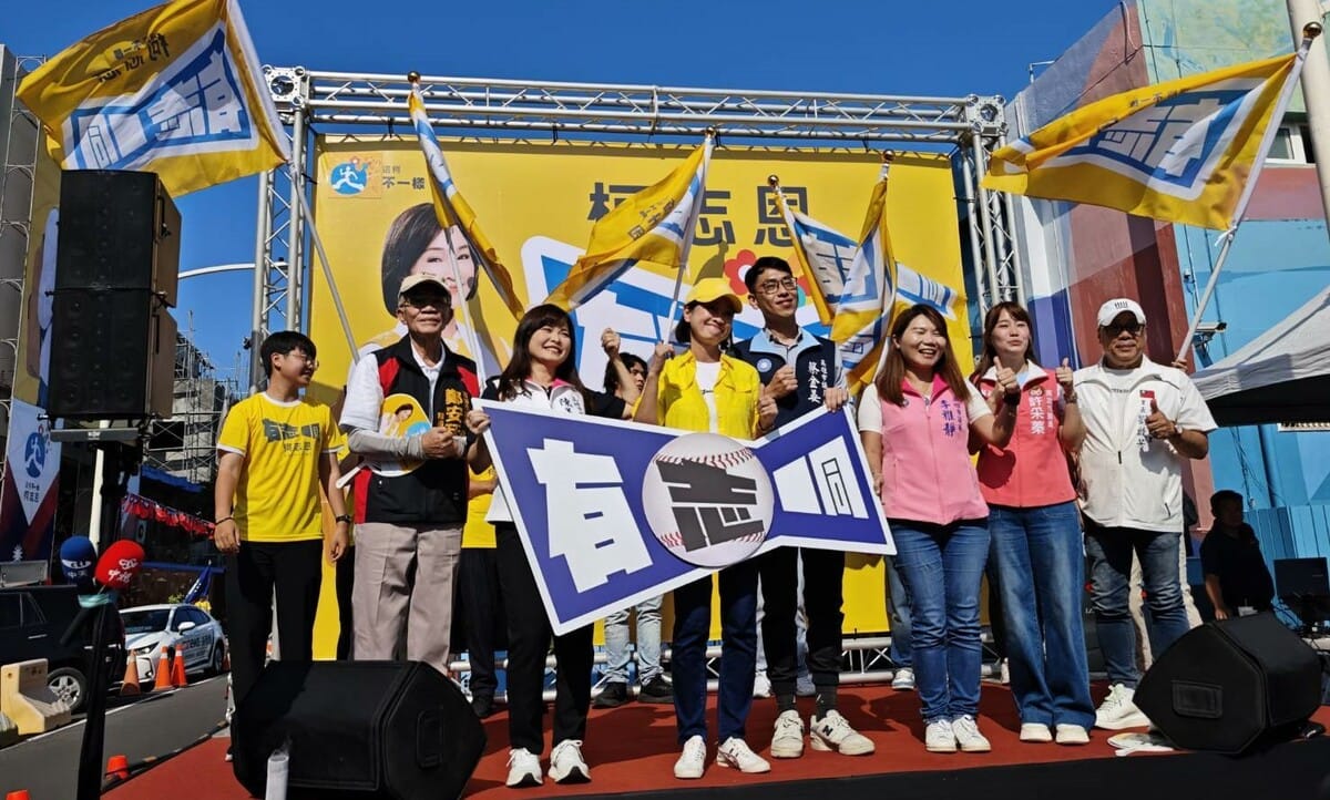 柯志恩(前排左三)宣示將帶領「有志一同」的支持者「翻轉高雄」！ 圖：柯志恩辦公室/提供