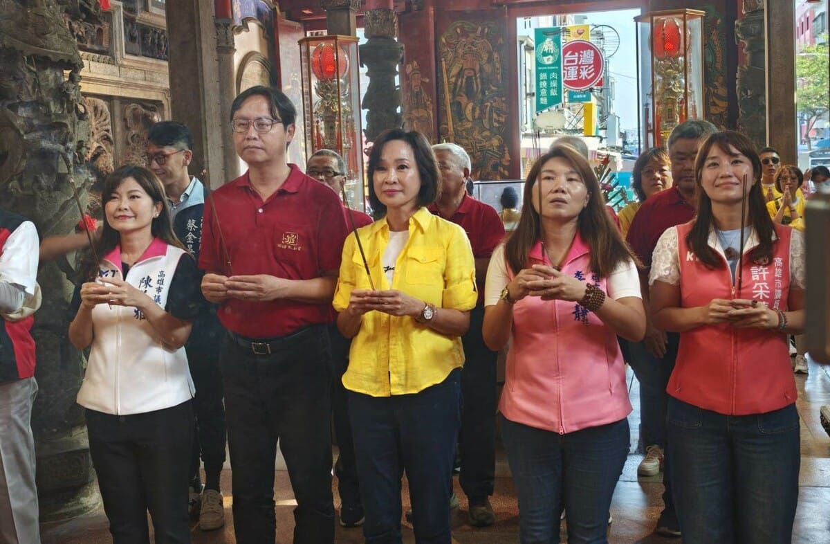 柯志恩(中)至旗津天后宮參拜。 圖：柯志恩辦公室/提供