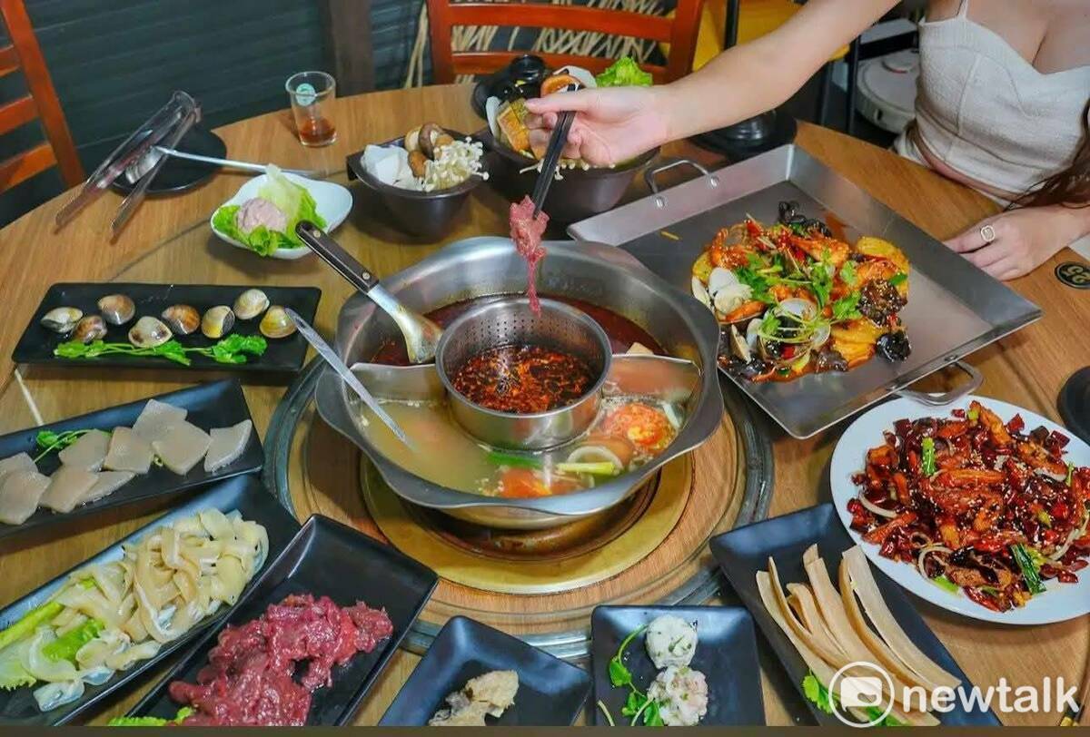 「十三涮」主打的牛肉採用每日直送的溫體牛，去筋膜後手工切片，肉質滑嫩多汁。 圖：唐復年/攝