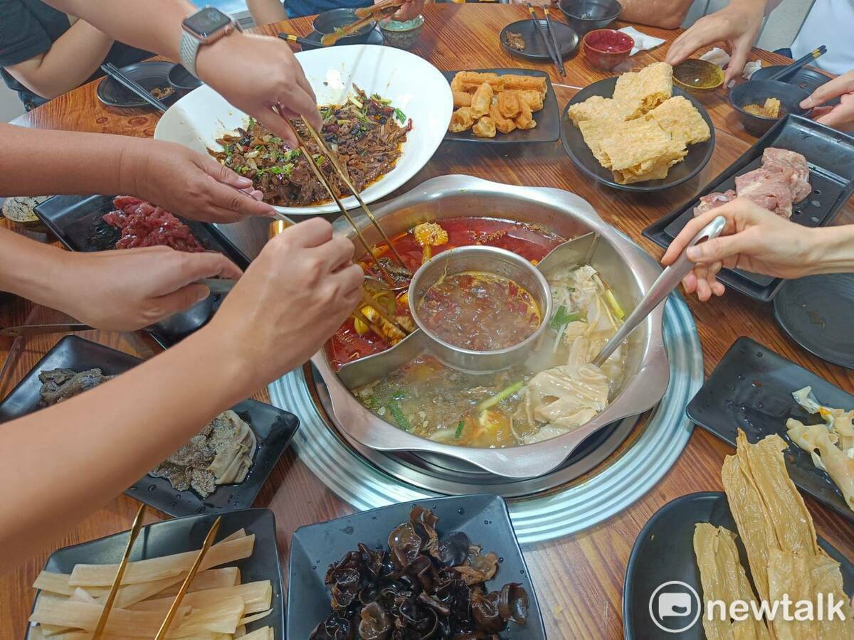 十三涮的湯底是以二十多種天然辛香料與中藥材長時間熬製而成。 圖：唐復年/攝
