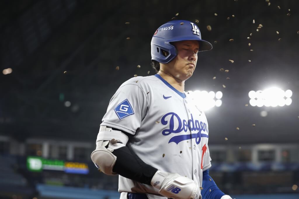 美國職棒日本球星大谷翔平24日來到藍鳥主場進行世界大賽開幕戰。（共同社）