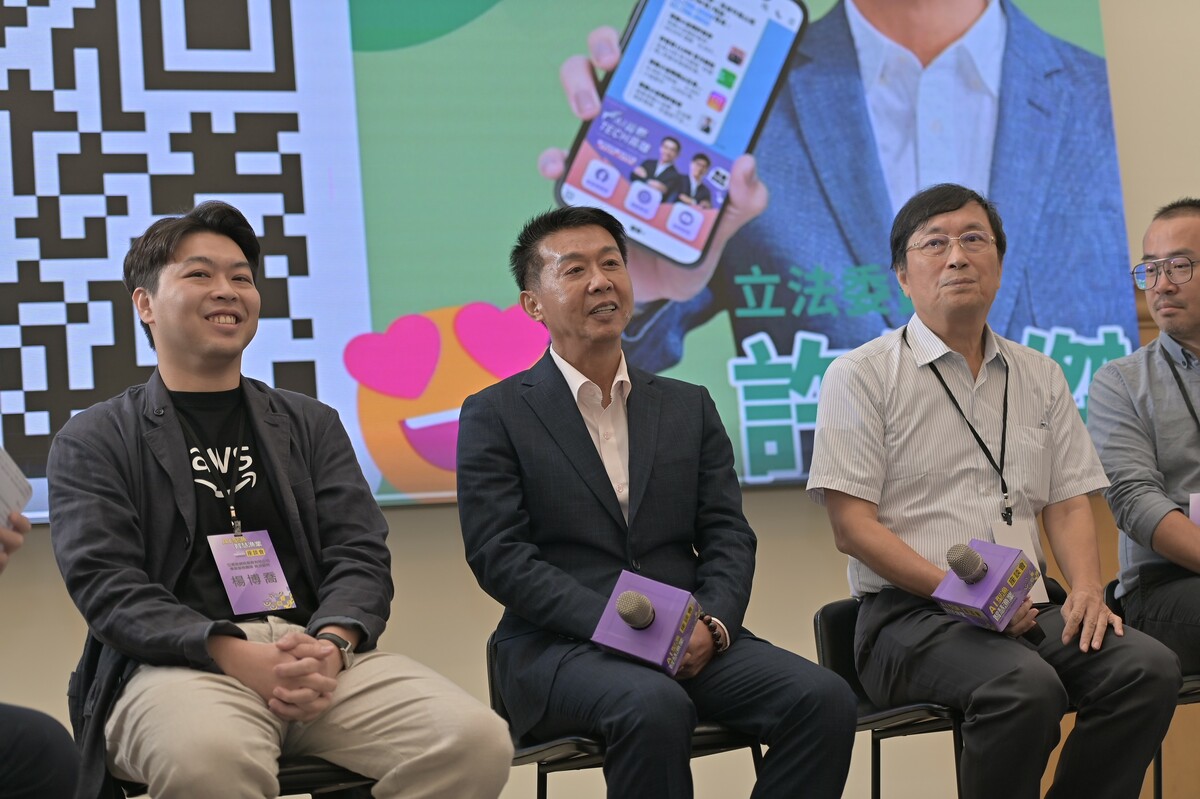 許智傑(左二)與座談會專題演講講者同台。 圖：許智傑辦公室/提供