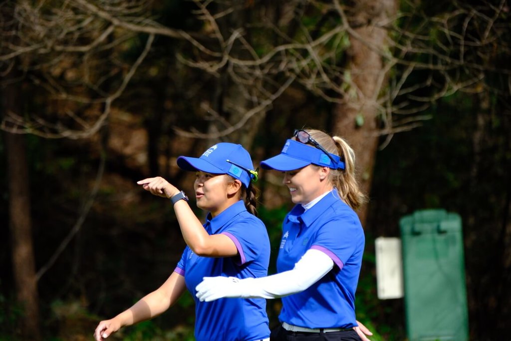 LPGA國際皇冠盃高球對抗賽在韓國持續展開，台灣唯一參賽好手徐薇淩（左）25日和搭檔韓德森（Brooke M. Henderson）再度取勝，助世界隊晉級4強。圖為2人於第2回合賽事出賽畫面。（昊昭顧問有限公司提供）中央社記者黎建忠傳真　114年10月25日