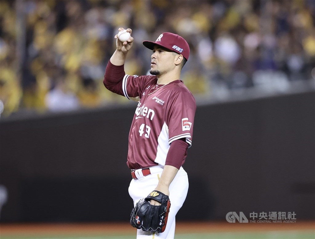 中職總冠軍賽第4戰因雨延至26日舉行，兩隊先發投手都有調整，樂天桃猿派出洋投威能帝（Pedro Fernandez）（圖）先發，要搶聽牌第3勝。（中央社檔案照片）