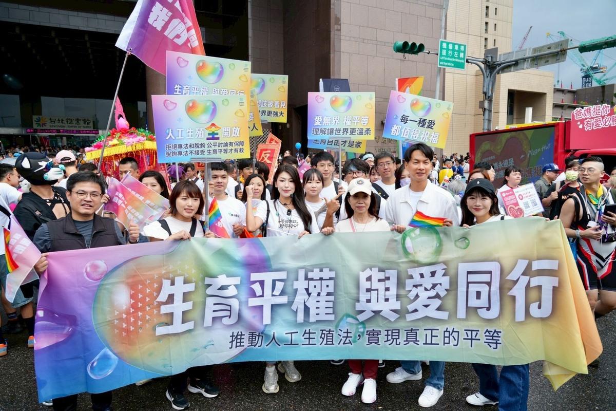 民眾黨在同志遊行推《人工生殖法》。 圖：民眾黨/提供