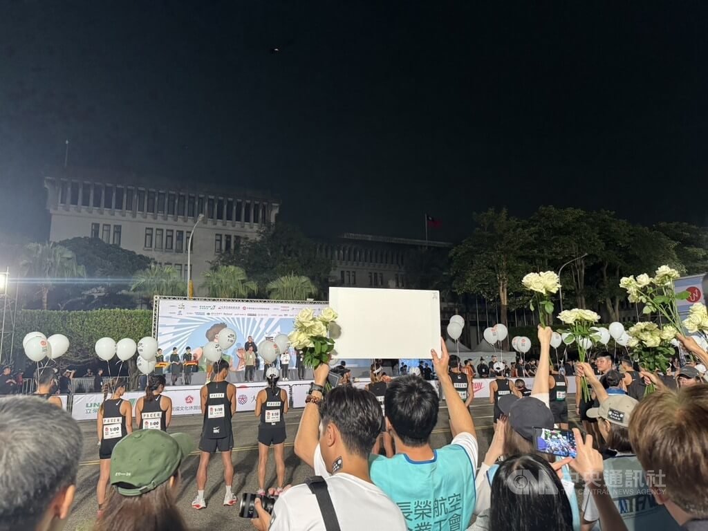長榮航空馬拉松26日清晨起跑，空服員工會也在場邊提出病假等不能扣考績等3訴求。中央社記者余曉涵攝　114年10月26日