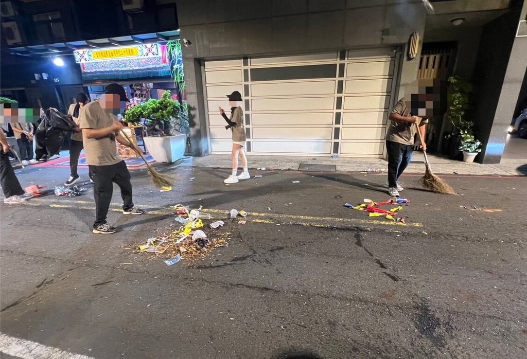 高雄市仁武區25日晚上有遶境隊伍行經八德東路時，於路面放置煙火燃放鞭炮，高雄市警察局仁武分局員警於現場即時通報消防隊到場處置，並告誡勿再燃放鞭炮，同時針對廟方於夜間逾時仍在道路舉行活動，責令廟方即時停止活動及消除道路障礙。（高雄市警察局仁武分局提供）中央社記者張已亷傳真　114年10月26日