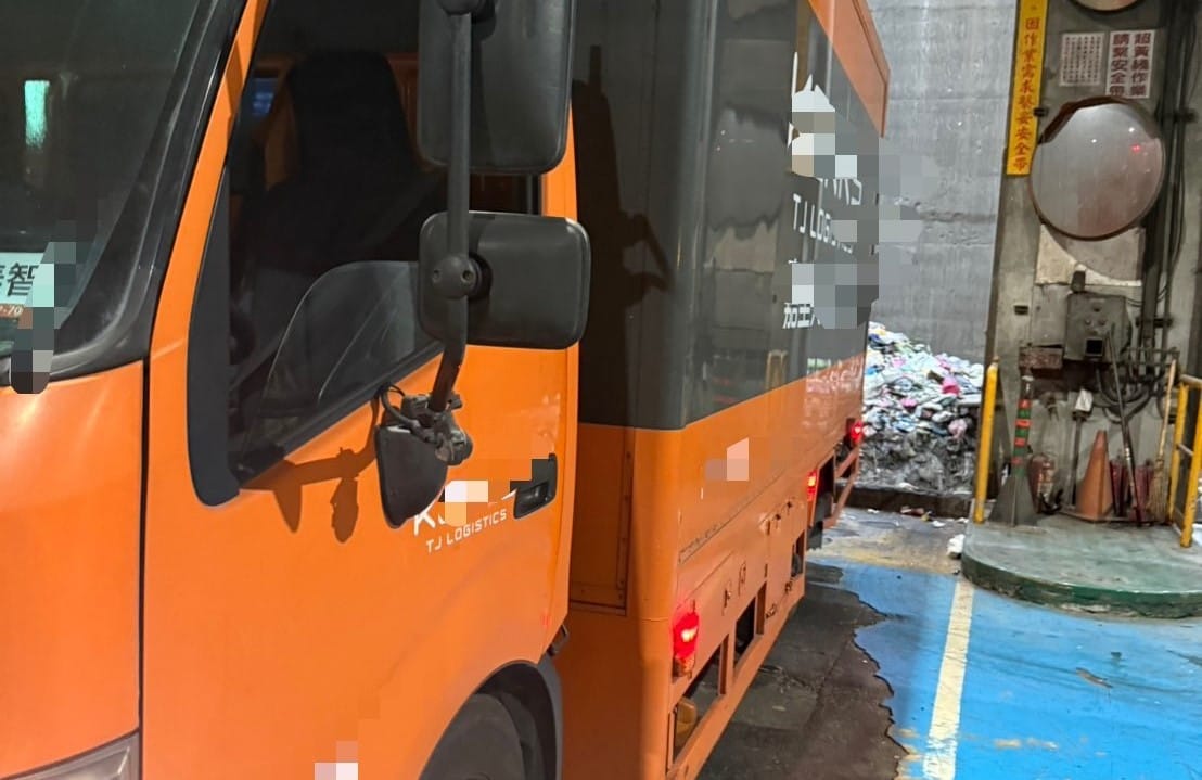 疑似污染貨物整車倒入焚化爐。 圖：高雄市衛生局／提供