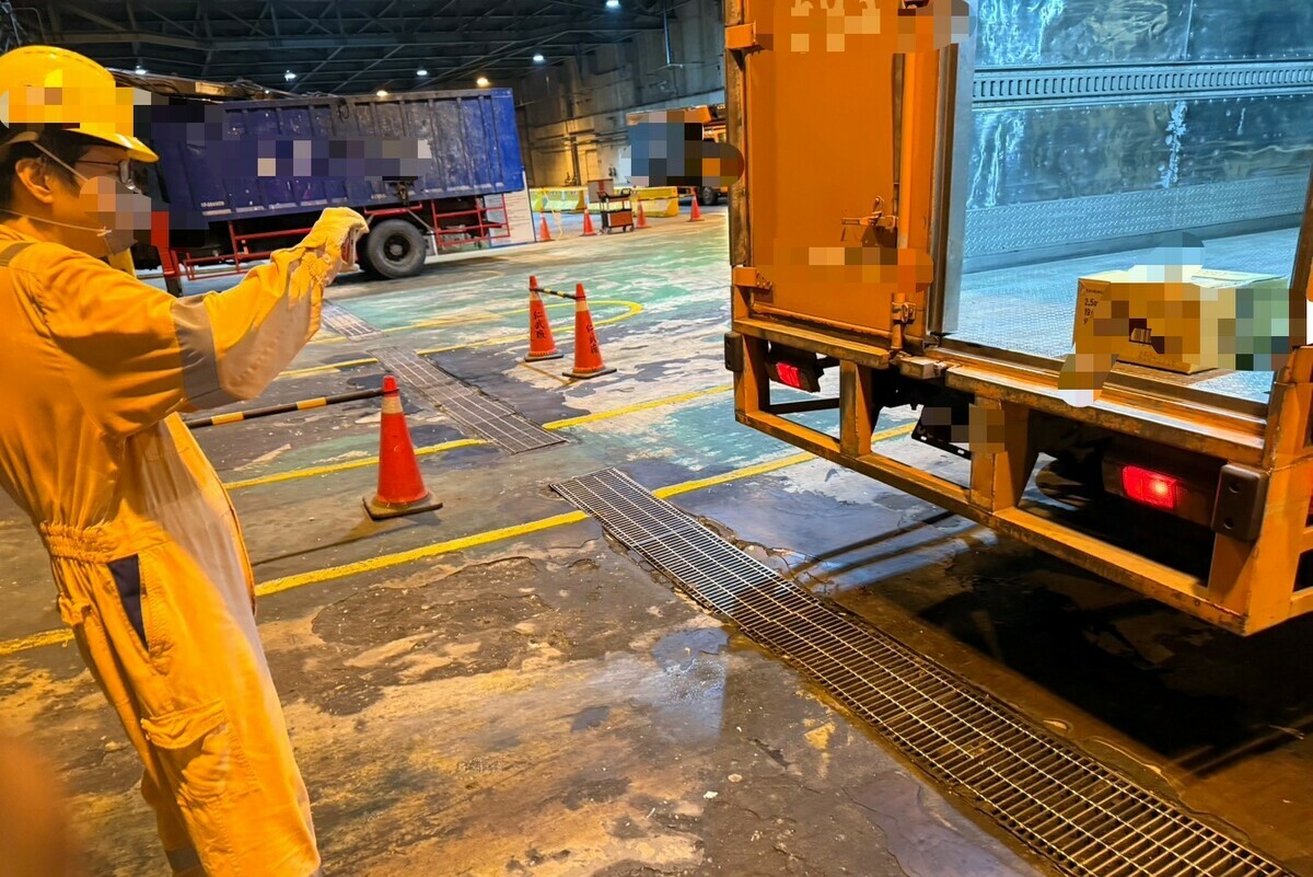 南區焚化爐人員協助處理疑似污染貨物。 圖：高雄市衛生局／提供