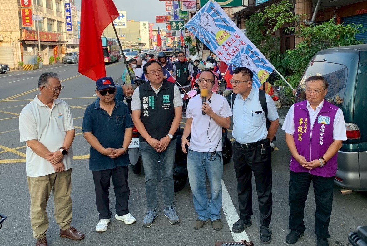 劉家榮(左三)率台灣民眾黨高雄市黨部，與民間團體及其他在野黨共同以車掃的方式巡迴市區。 圖：民眾黨高雄市黨部／提供