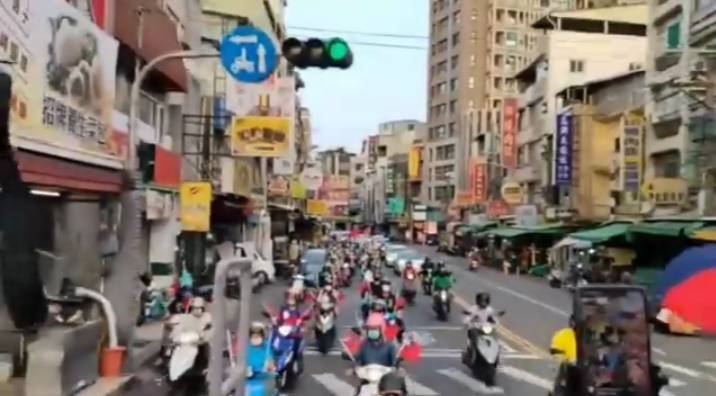 民間自主發起的光復節遊行，繞行鳳山區主要道路。 圖：孫家銘翻攝