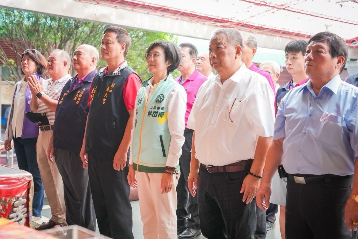 林岱樺(右三)到岡山壽天宮參香祈福。 圖：林岱樺辦公室／提供