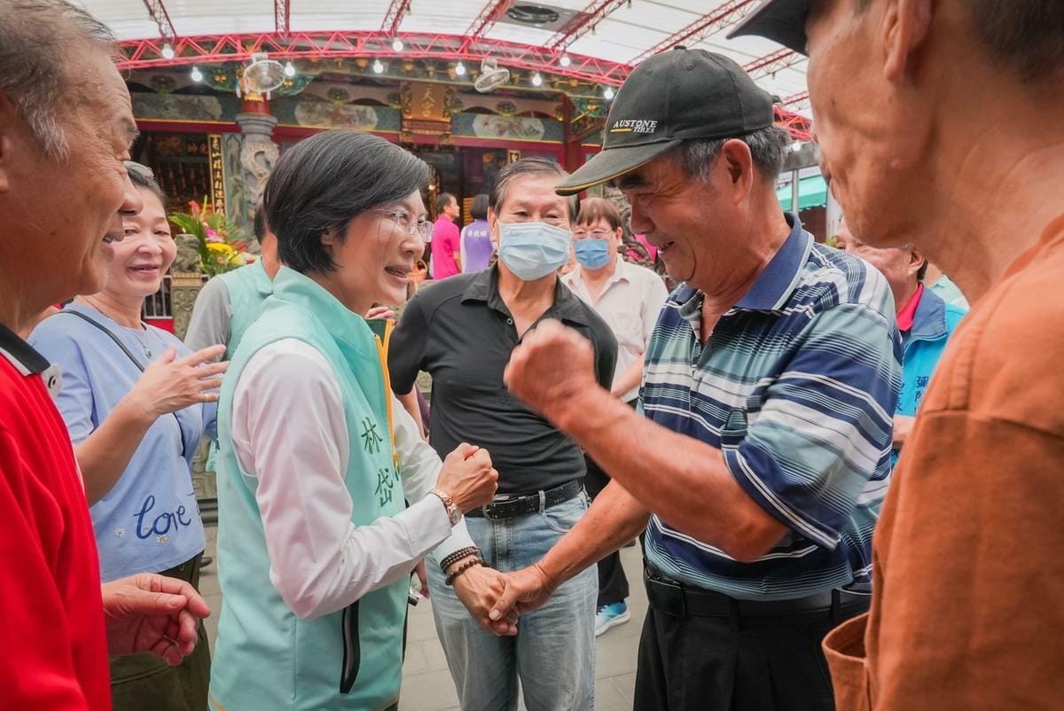 林岱樺(左二)到岡山壽天宮參香，受到民眾加油打氣。 圖：林岱樺辦公室／提供