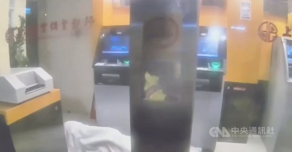 北市警方25日深夜執勤發現，大安區某間銀行的ATM服務區有人自備棉被在內睡覺，且將電動門關閉。（翻攝照片）中央社記者黃麗芸傳真 114年10月26日