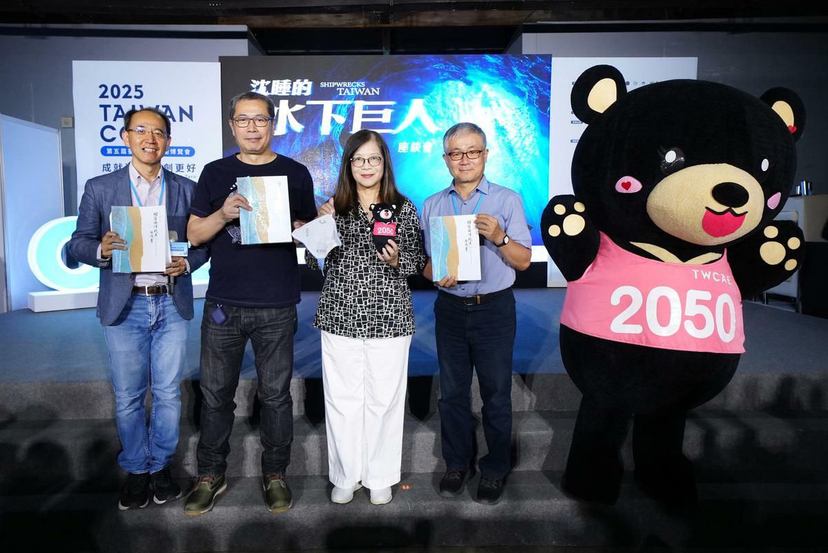 管碧玲(左三)與李景白(左二)、廖鴻基(左四)等人合影。 圖：海洋委員會／提供