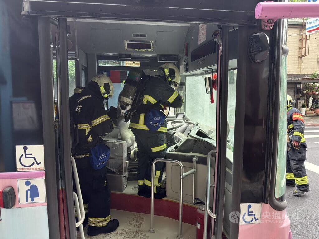 北市警消26日獲報，文山區一輛251路線電動公車控制台下方突然冒煙，所幸駕駛與乘客自行使用滅火器撲滅，幸無人傷。（翻攝照片）中央社記者黃麗芸傳真　114年10月26日