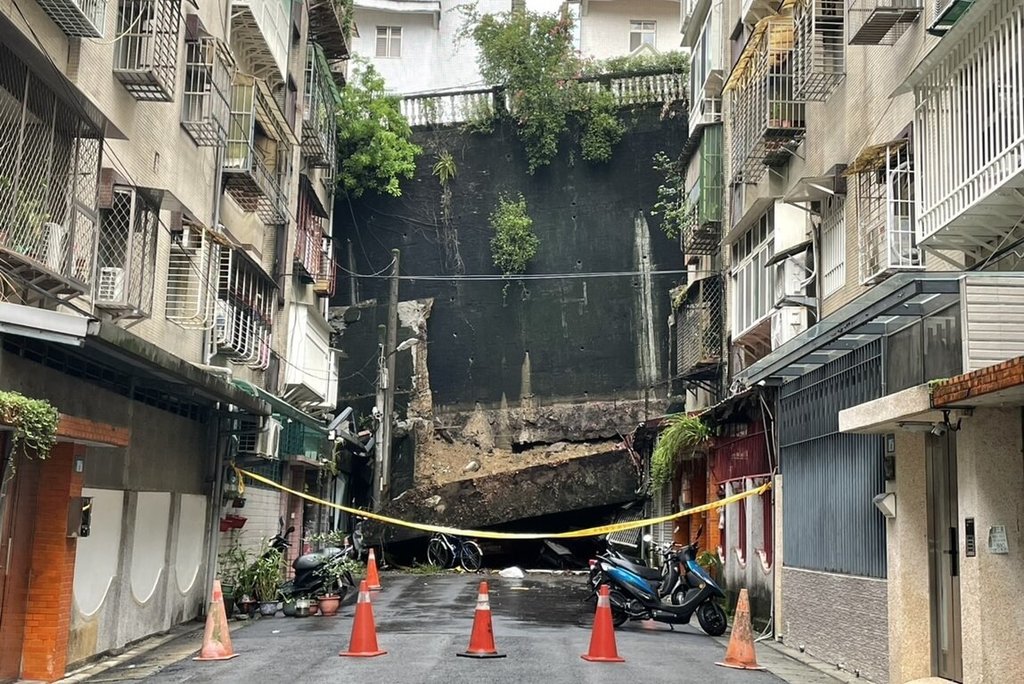 新北新店區碧瑤、錦繡2社區旁擋土牆近日坍落，圖為錦秀路49巷現況，周圍住戶都已撤離。（工務局提供）中央社記者王鴻國傳真 114年10月26日