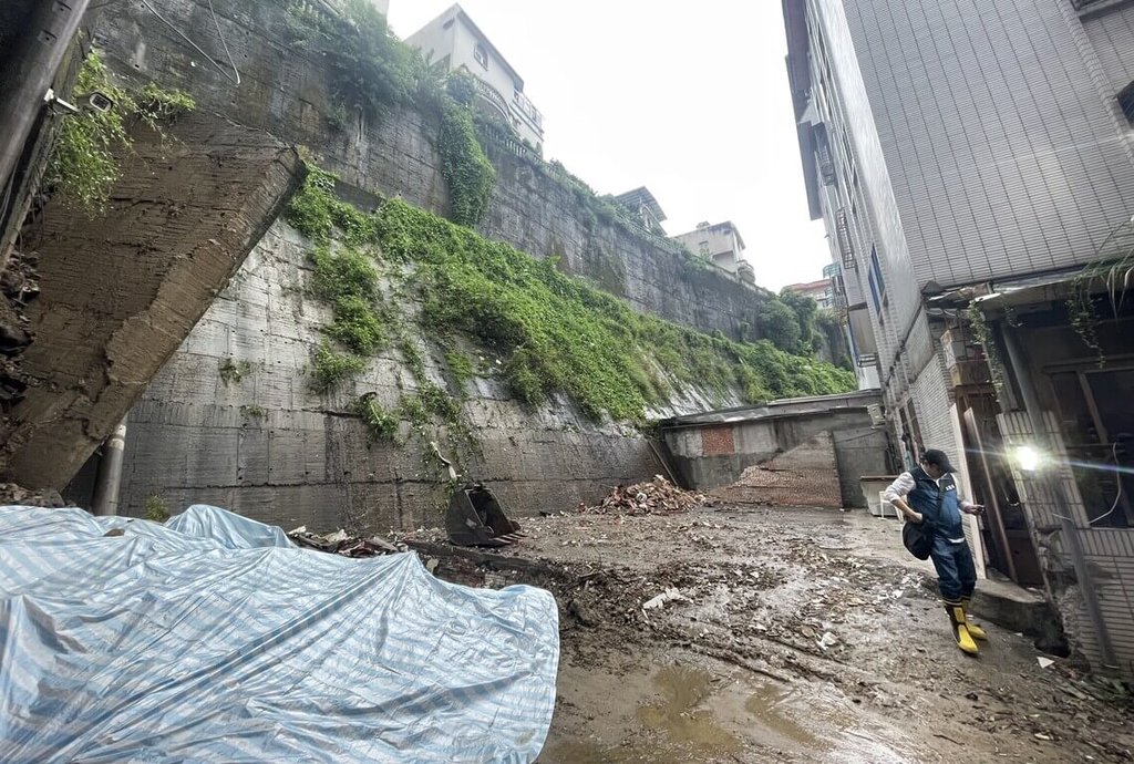 新北市新店區錦秀、碧瑤社區旁擋土牆坍落處已覆蓋帆布避免雨水滲入。工務局指出，監測點數值沒有明顯變化，顯示目前坍塌部分為穩定狀態。（工務局提供）中央社記者王鴻國傳真  114年10月26日