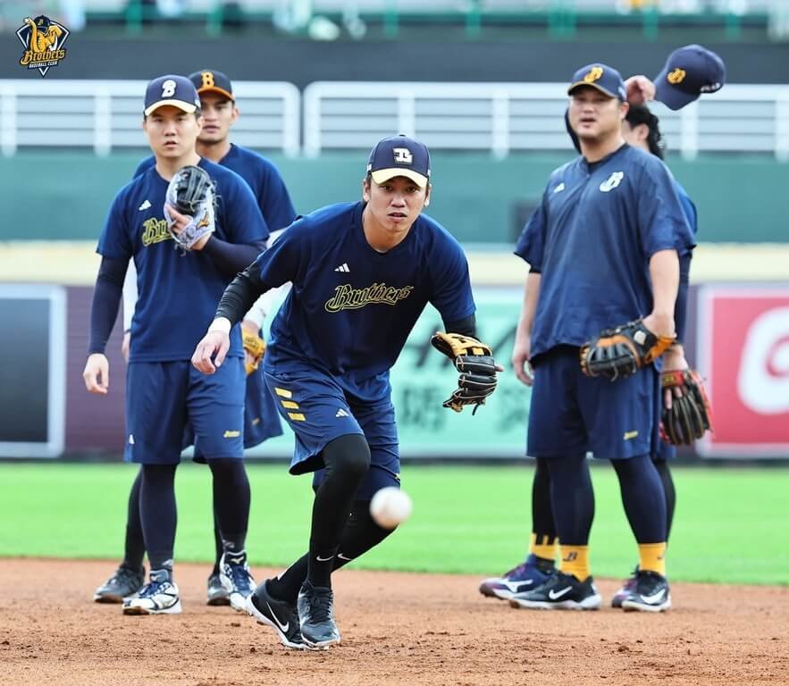 中華職棒總冠軍賽26日在樂天桃園棒球場進行第4戰，中信兄弟先發打序與第3戰相同，由王威晨（前）擔任開路先鋒、指定打擊，不過賽前仍有守備練習。（中信兄弟提供）中央社記者楊啟芳傳真　114年10月26日